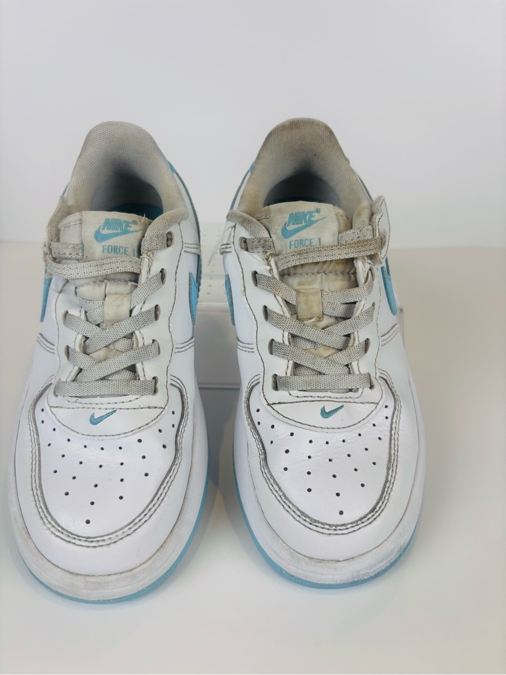 Kids' Nike Force 1 Low EasyOn sneakers in the clean White/Aquarius Blue colorway